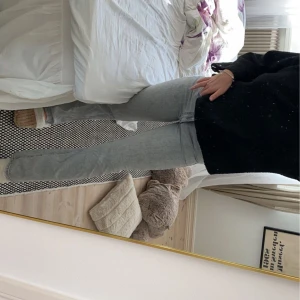 Gråa jeans - Säljer dessa jeans från bikbok. Jag är 170 lång och har storleken waist/27 och längd 32. Passar perfekt i längden men är aningen stora för mig.