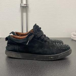 Hej jag säljer dessa svarta Louboutin skor i materialet mocka. Den röda sulan på skorna är sliten men annars är har skorna inga defekter. Vet ej om de är äkta eller inte och därav priset. Hör av dig för fler frågor eller bilder👍