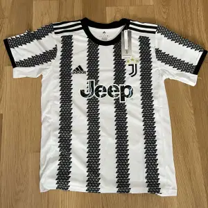 Detta är en helt ny Juventus fotbollströja som jag fått av min vän. Jag säljer denna eftersom att den är för stor för mig. Pris och frågor kan diskuteras.