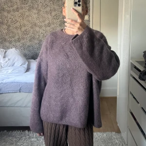 Stickad tröja - Säljer en Kashmir stickad tröja från hm, fint skick, nypris 1000kr, tröjan är brun med lite lila underton och är helt slutsåld på hm 