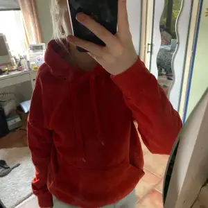 Säljer denna röda hoodien från new yorker 💞 fint skick men väl använd, pris kan diskuteras 🥰storlek xxs men är oversized, passar mer som en S/M