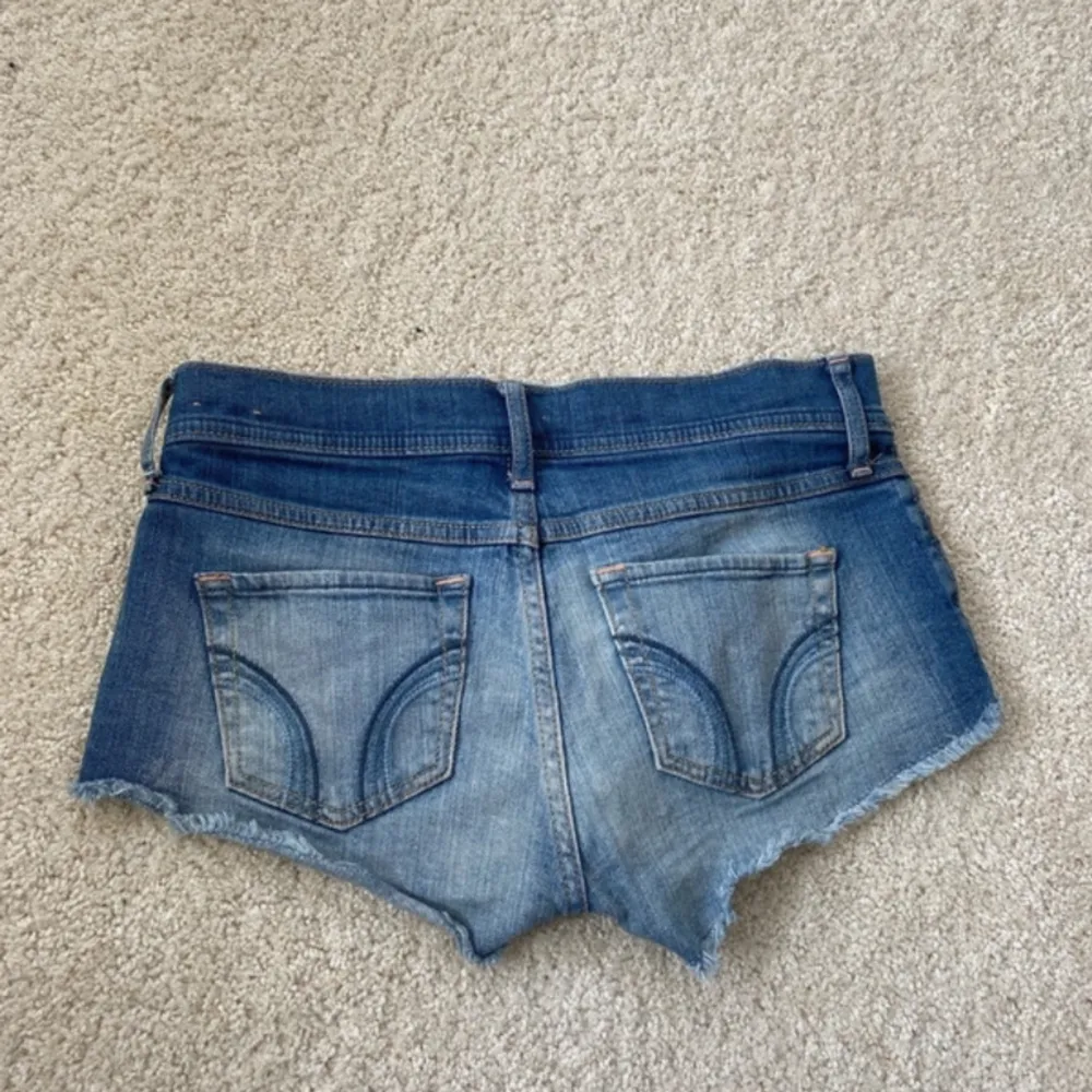Säljer dessa assnygga lågmidjade jeansshortsen pga att de är för små för mig, har aldrig använt dom, pris kan diskuteras💕. Shorts.