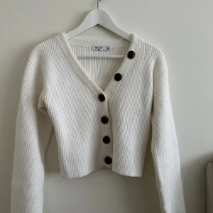 Kofta / tröja - En mysig tröja / kofta i fint skick i storleken xxs men passar upp till S (är själv en S tjej)