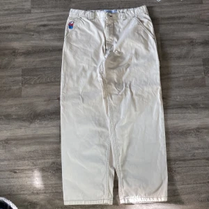 Vita big boys - Vita big boys som är helt oanvända, fick dem i julklapp förra året, gammla loggan är kvar och allt. Inga fläckar och den har inte en enda skrapa på benöppningen. Har kvar lapparna från polarskate, pris kan diskuteras.