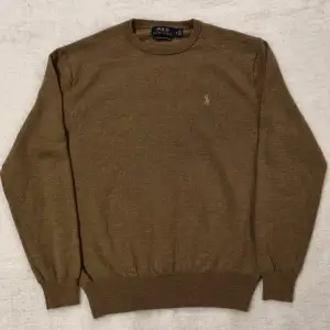 Säljer min snygga Polo Ralph Lauren, Long sleeve Merinoull stickad tröja. Den är i 100% Ull, väldigt mjuk och skön. Mycket bra skick. Nypris ligger på 2200. Skit snyggt med t.ex. en vit skjorta/polo under. Äkta.