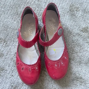Söta skor - Söta röda klackskor från rieker som jag säljer för att dom var för små ! 