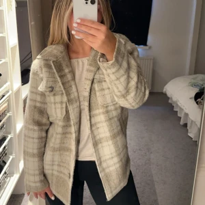 Kappa - Säljer denna beiga kappa ifrån Nakd, storlek 36. Säljer för 200 kr🥰