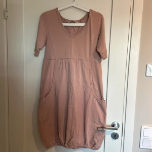 Rosa klänning-house of lola  - En gammalrosa klänning från house of lola, välanvänd men fortfarande i fint skick. Fickor på sidorna.  Passar till vardags och finare tillfällen.  Djur finns i hemmet!