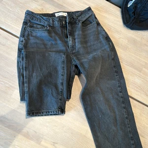 High-waist jeans  - Högmidjade jeans, går ner lite längst ner vid benet men skulle inte kalla dem utsvängda. Lite åt de gråa hållet men mest svart Djur finns i hemmet 