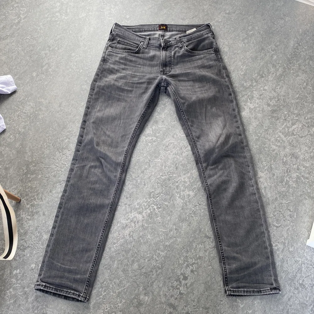 Gråa jeans från Lee. Modellen heter Daren Zip. Skulle säga att de är något mitt emellan en regular och slim passform beroende på kroppsform.. Jeans & Byxor.