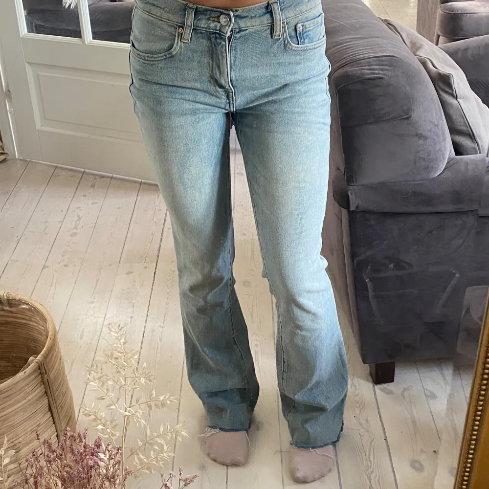 Säljer mina knappt använda Midwaist jeans från Mango. Använda 2-3 gånger så väldigt bra condition.. Jeans & Byxor.