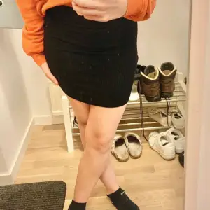 Kort ribbad svart kjol Superskön och stretchig  (Tips! Köp med bundle för att spara på den frakten🔥! In och fynda fler plagg i flödet👑😉) 