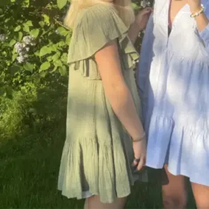 Volangklänning  - Olivgrön/ mossgrön klänning från Zara. Volanger vid armarna och nertill. Säljer för att den är för kort för mig (är 175cm). Perfekt för sommaren💚