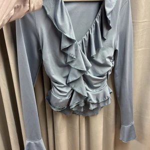 Vacker blus med volanger - Fin blus urringning och volanger