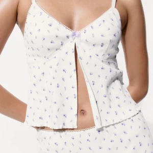 Pyjamas linne & shorts💜 - Pga. fel storlek behöver jag sälja mitt söta crèmevita pyjamasset från H&M som nu är slutsålt.🪻 Linnet har en V-ringning med reglerbara axelband samt formsydda kupor. 