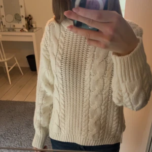 Stickad tröja  - Stickad tröja från ginatricot, använd två gånger så väldigt bra skick. köpt för 500kr, säljer för 150kr💗Passar xs och S