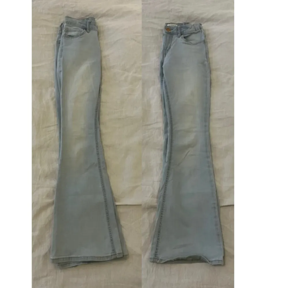 Jag säljer ett par Freja Flared leg jeans från Lindex💕 Storlek: 158 12/13år. Ganska använda men i bra skick💕 Original priset var 349kr. Jeans & Byxor.