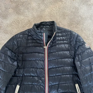 Moncler Daniel - Säljer nu min Moncler Daniel som inte längre kommer till användning.   Skick 8/10 storlek 4