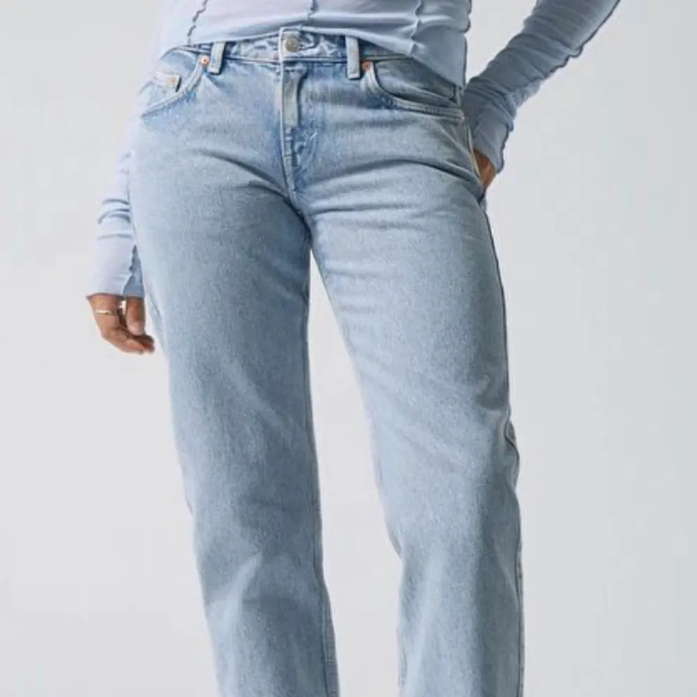Low waist jeans från weekday i modellen arrow. Kom privat för fler bilder💗dem är i storlek w28 och L32, pris kan diskuteras . Jeans & Byxor.
