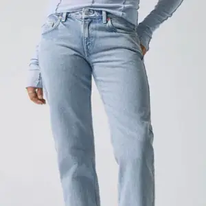 Low waist jeans från weekday i modellen arrow. Kom privat för fler bilder💗dem är i storlek w28 och L32, pris kan diskuteras 