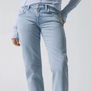 Weekday jeans - Low waist jeans från weekday i modellen arrow. Kom privat för fler bilder💗dem är i storlek w28 och L32, pris kan diskuteras 