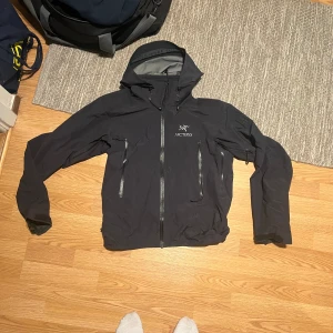 Arcteryx Beta LT NYSKICK! - Säljer nu denna feta arcteryx jackan som är storlek S fast sitter som M/L! Den är 10/10 skick och knappast använd. Nypris 6k! Skicka vid frågor osv! (Mitt pris: 3350kr) kan diskuteras vid snabb affär! 