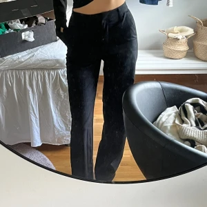 Kostymbyxor  - Svart kostymbyxor från bikbok, högmidjade💋