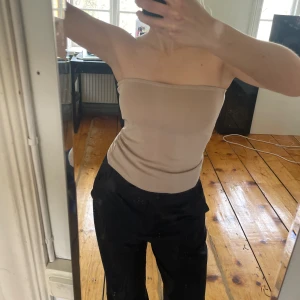Beige Tub-topp - Fin, beige tub-topp. Toppen är stretchig och har en inre silikonkant som gör att den sitter superfint.🧡🌷🌸 Toppen är använd max 2-3 ggr och är i nyskick. Märket är Nakd och toppen är i storlek S. (Nypris: 199kr)