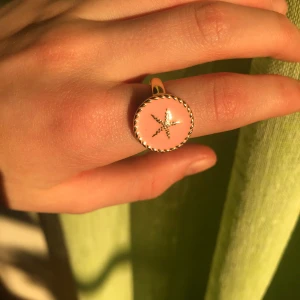 En guld och rosa ring med en sjöstjärna på❤️  - Jag köpte den för två veckor sedan och var inte så nöjd efter. Det är bara att jag e en silver tjej och inte guld. Det är i jätte bra sick och har inga repor eller något❤️ jag köpte den för 100kr ❤️vi kan annars komma överens med ett annat pris❤️ 