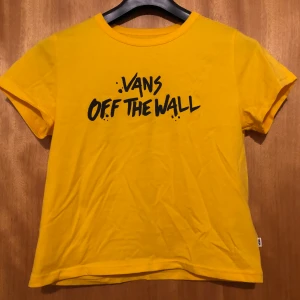 Vans babytee tshirt  - Aldrig använd  Nyskick  Dam m  Kort modell  Mjuk stretch 