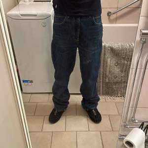 Calvin klein jeans av raf simons, rätt så långa, skulle tippa på 33 i längd. 29 - 30 i midjan
