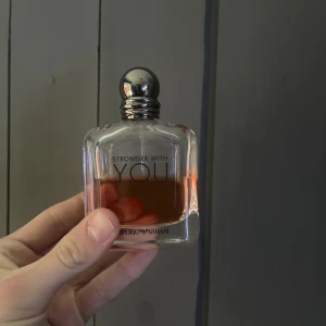 Stronger with You - 100 ml från början, ganska precis hälften kvar. Box medföljer självklart. Byten är högst intressant. Säljs för jag köpt Absolutly istället! Kp för fler bilder