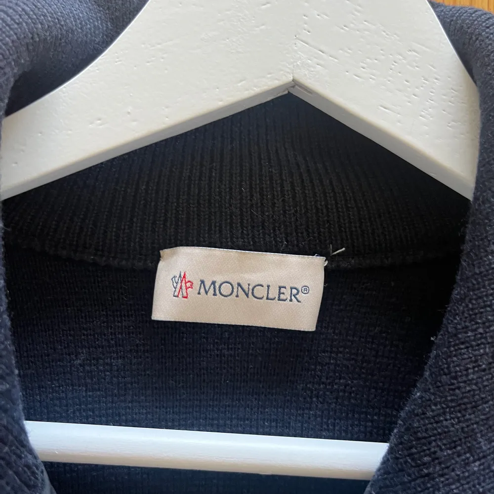 Säljer min moncler cardigan black label som är i toppskick. Såklart äkta med kvitto✅ köpt ifrån HeatnLux. Perfekt nu till våren/sommaren. Skriv om ni har frågor👍🏼 pris kan diskuteras. Jackor.