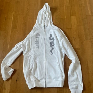 Trapper ziphoodie - Säljer denna trapper ziphoodie då den var för står. Storlek Xl Kom med bud