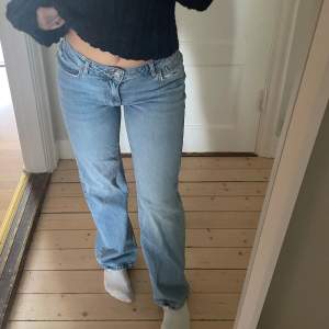 Jeans från bikbok i modellen mid wide i storlek 27 längd 30 (passar mig som brukar ha storlek 36). Knappt använda 