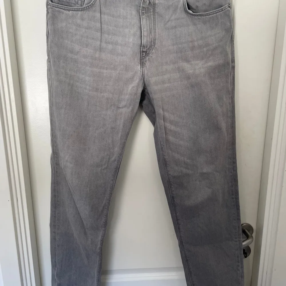 Säljer mina gråa Massimo dutti jeans i tapered fit. Jeansen är i bra skick då de endast används ett fåtal gånger. Skriv om du vill ha fler bilder eller har frågor. Köptes för 700. Jeans & Byxor.