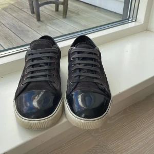 Lanvin cap toe - Tja! Säljer nu mina Lanvins i storlek (40 uk 6) Färgen är lite mörkare grå. Allt og tillkommer och är inplastat! Hör av dig vid funderingar eller fler bilde. Mvh Leo!