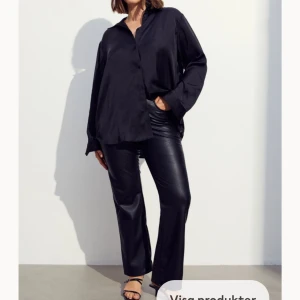 Skinnbyxor/butcut - Helt nya oanvända skinn byxor/butcut från hm i storlek 40. Dem var lite för stora för mej och det gick ej och lämna tbx då de va försent 