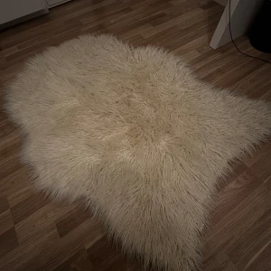 Pälsmatta - Pälsmatta som knappast är använd, haft uppe den någon vecka bara🌸