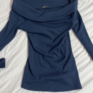 Off shoulder tröja - Väldigt fin off shoulder tröja, nästan helt ny 