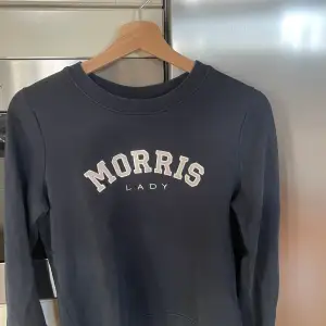 Mörkblå Morris Lady tröja, smått urtvättad men annars väldigt fin.