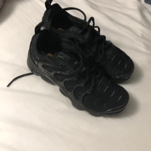Nike vapormax - Tja, säljer min lillebrorsas skor som är i storlek 38,5 dom är nästan helt oanvända. Priset kan diskuteras!