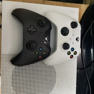 Xbox one s - Jag spelar inte lika mycket med den längre men den funkar toppen och är typ som ny.