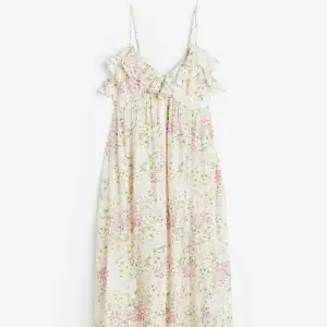 Söker den här långklänningen från H&M i stl xs💗