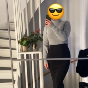 Grå stickad polo - Säljer min gråa polo som i princip är oanvänd, därav i nyskick. Den är stickad och väldigt mjuk! Den är i storlek M men passar även S och L beroende på hur man vill att den ska sitta. Nypris 199kr. Undrar du över något? Hör av dig isåfall🩶🐘☕️