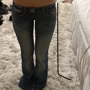 Low waist jeans  - Super fina jeans!  Jätte fint skick inga defekter  Bilder ifrån hon jag köpte dem av, skriv om du vill ha fler! 