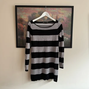 Randig klänning  - Svart/silver-randig klänning från ZARA i storlek M. 🌸