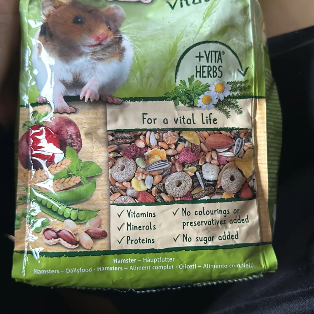 2 fulla oöppnade hamster mat! 60kr för båda,35kr för 1.💚🤍. Övrigt.