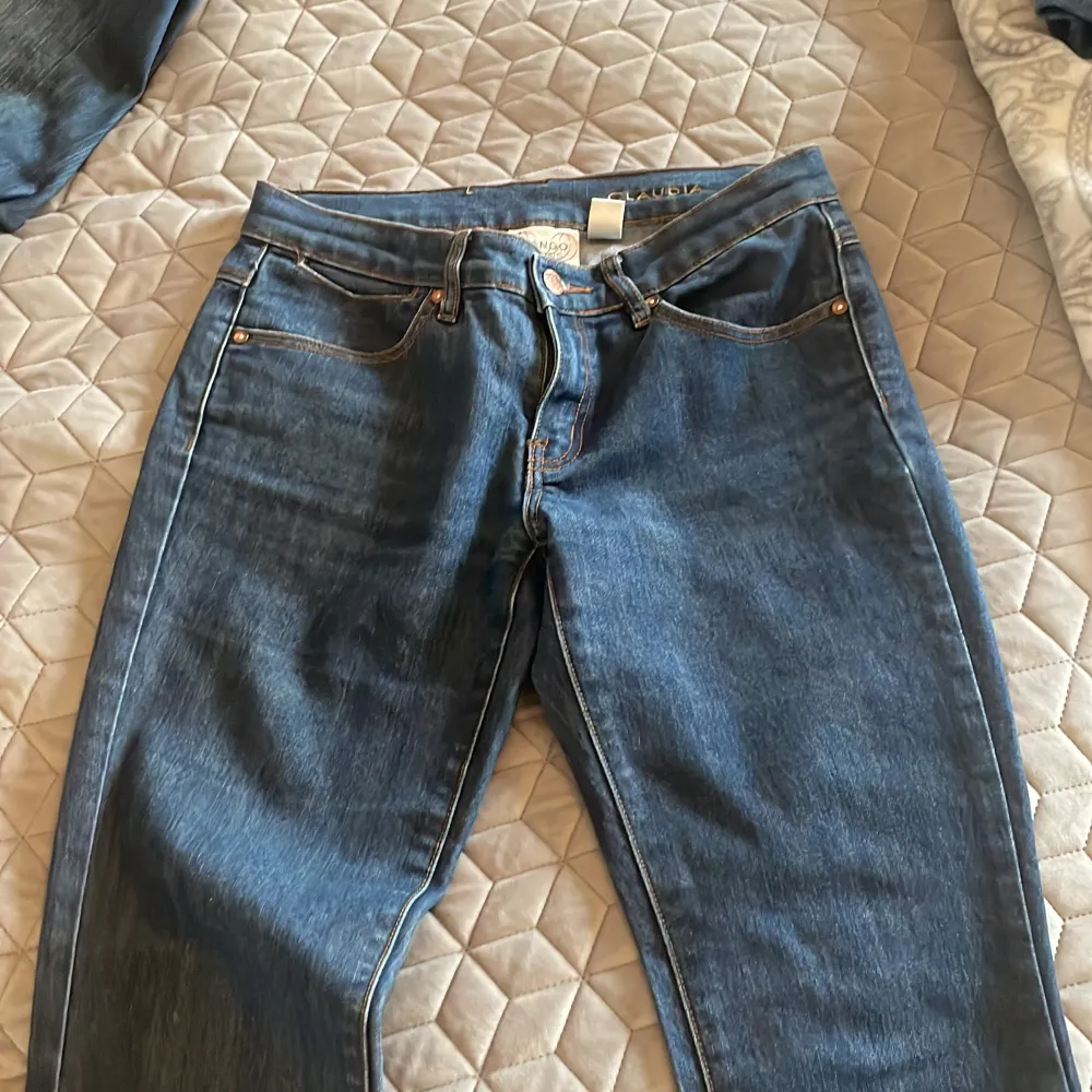 Fina jeans från mango. Storlek 36.  Midja: 35x2  Innerben: 77cm men uppsydda ca 4-6cm så går att få längre om man vill! . Jeans & Byxor.