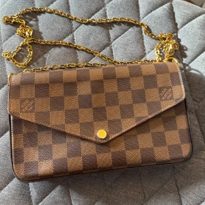 Louis Vuitton Pochette Félicie - Superfint skick endast några få fläckar längst nere som inte syns alls.  Kvitto finns, köpt i Louis Vuitton i Stockholm.